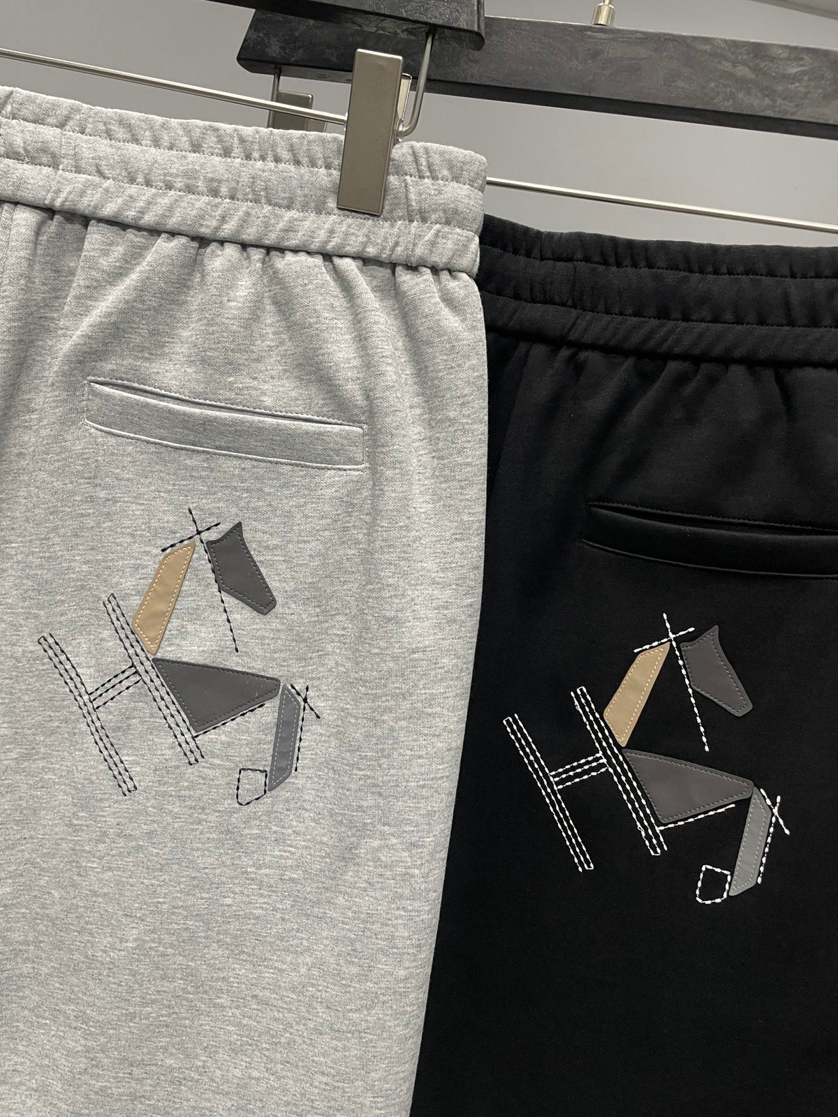 아밍 / 에르메스 2026 SS 최신 마상 패치 자수 남성 면 소재 캐주얼 반바지