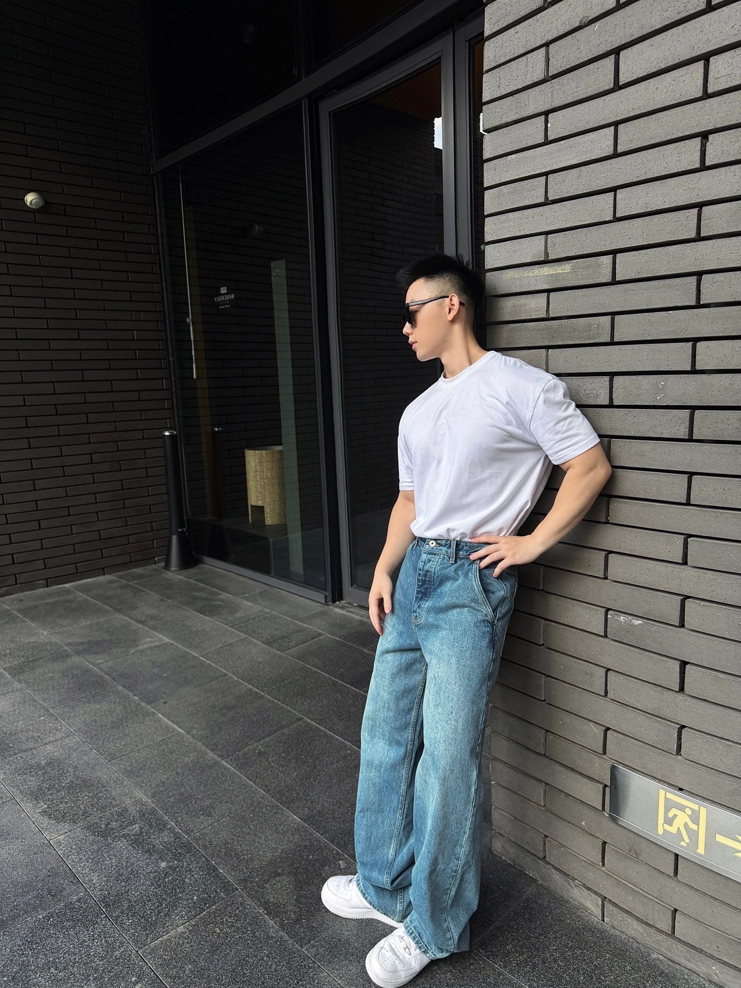 주말QZ / 로에베 엠보싱 가죽 데님 팬츠