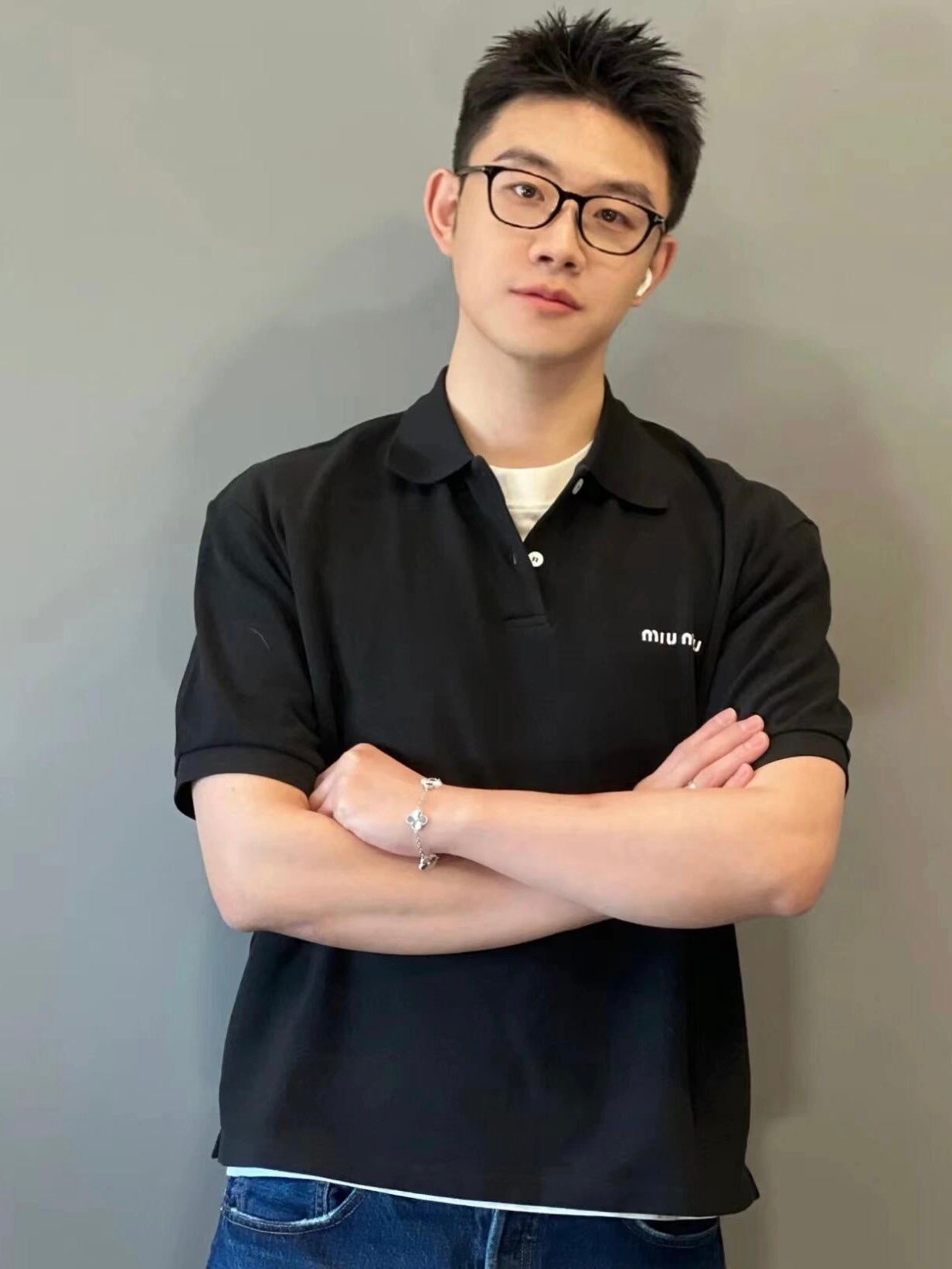 주말QZ / 미우미우 로고 자수 반팔 폴로셔츠