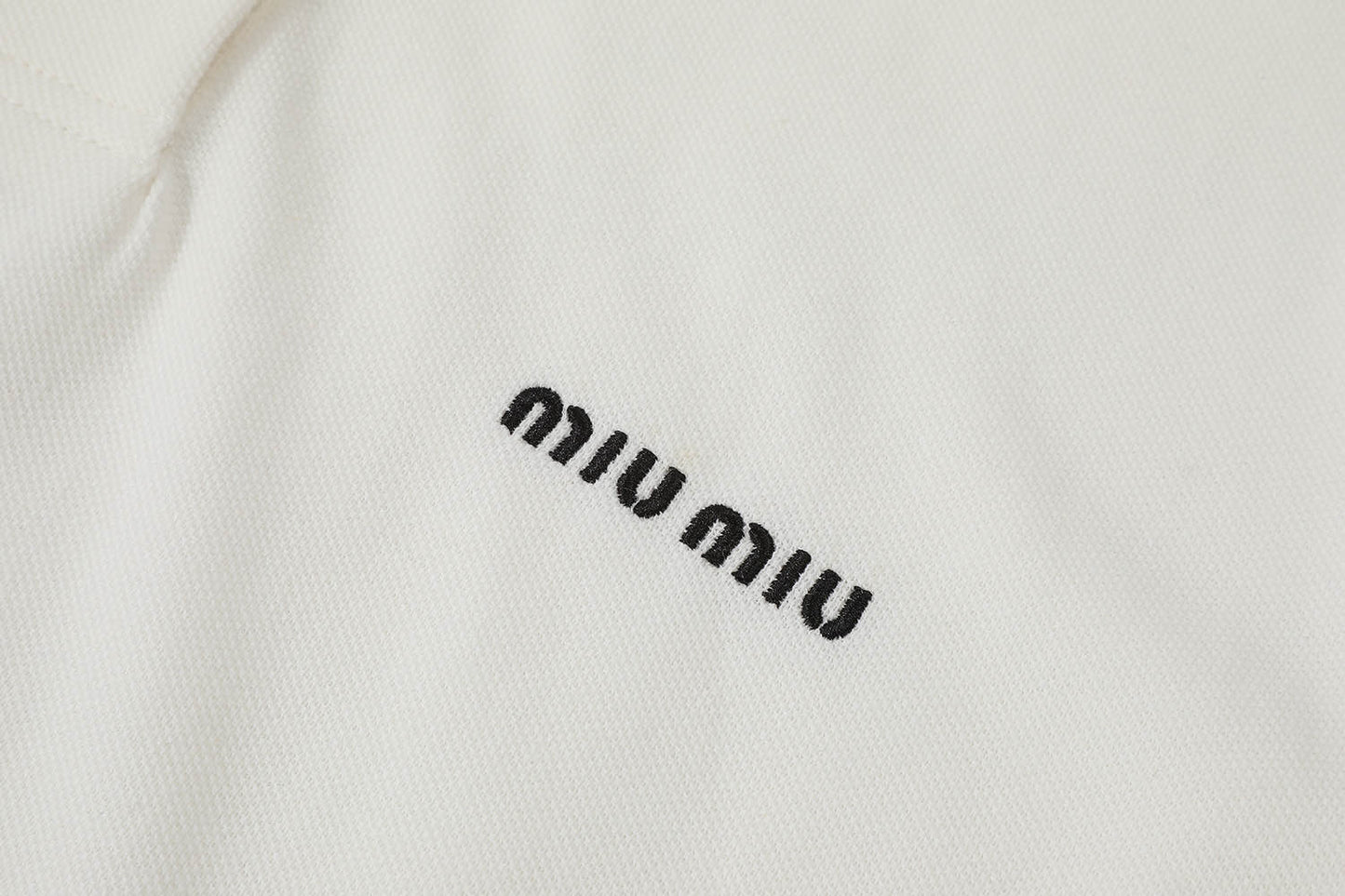주말QZ / 미우미우 로고 자수 반팔 폴로셔츠