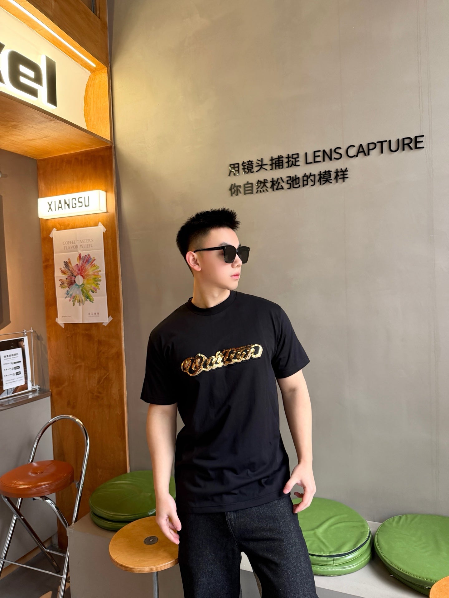 주말QZ / 루이비통 스팽글 장식 라운드넥 티셔츠