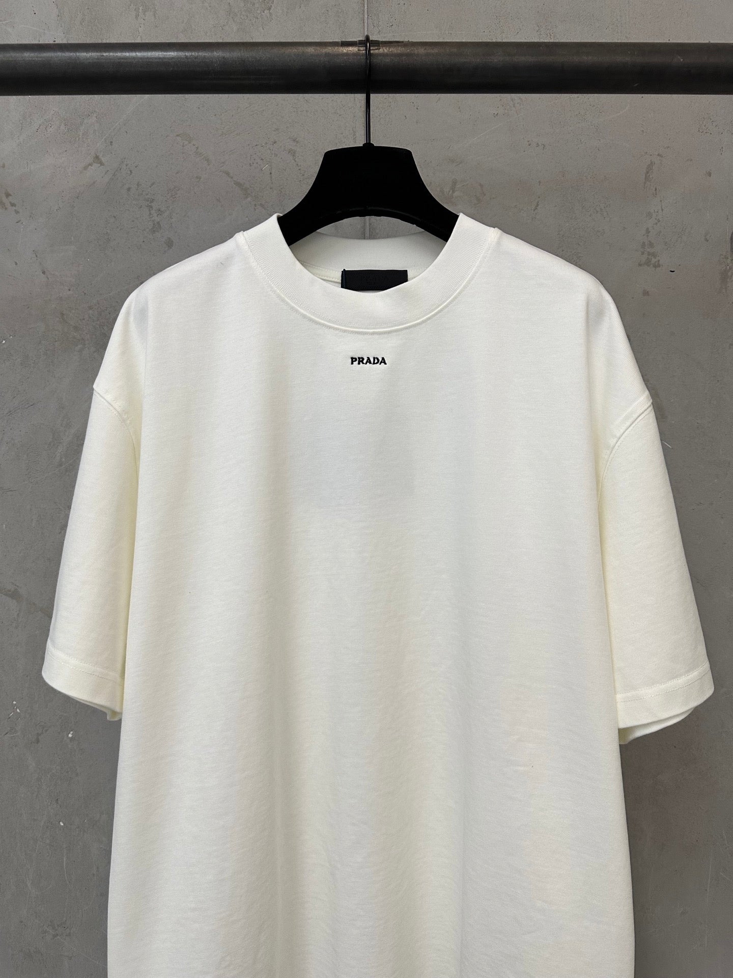 주말QZ / 프라다 자수 반팔