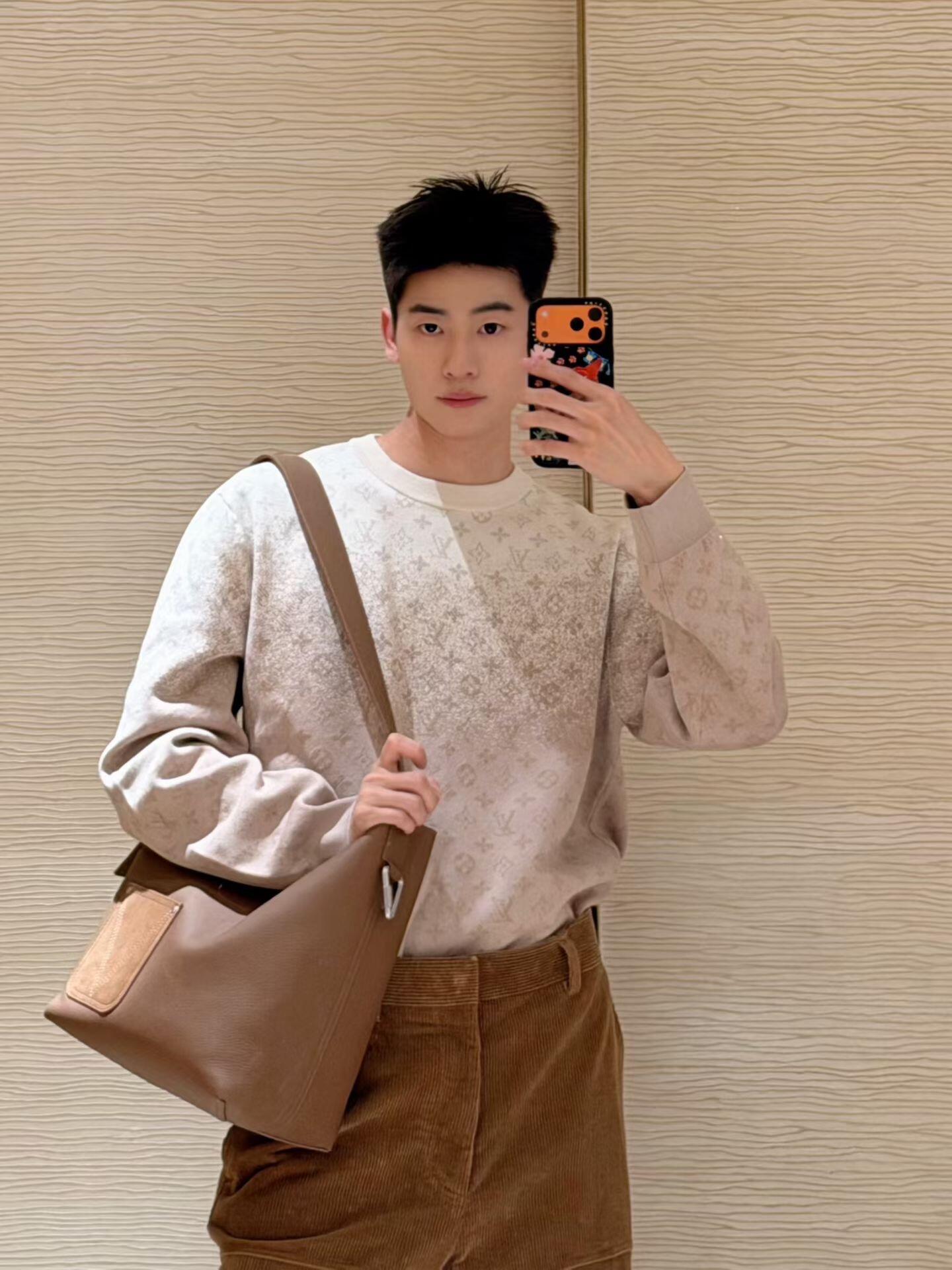 주말QZ / 루이비통 라운드넥 긴팔 티셔츠