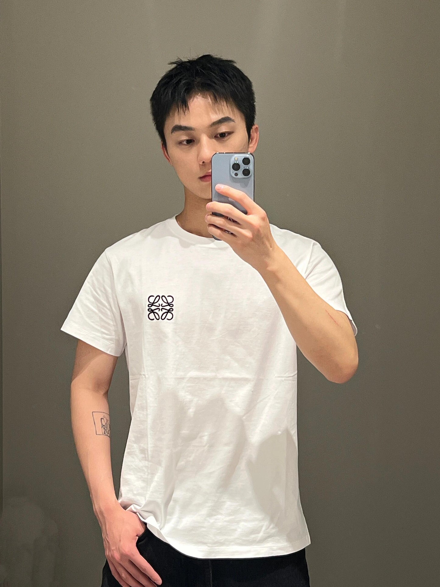 주말QZ / 로에베 자수 라운드넥 티셔츠