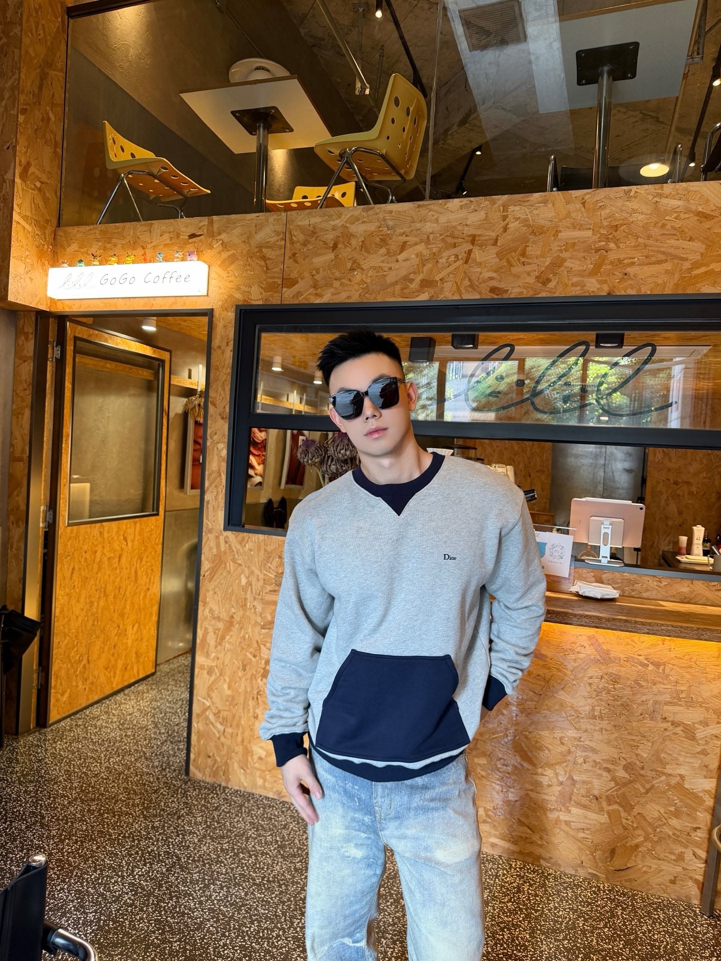 주말QZ / 디올 면 혼방 자수 라운드넥 스웨트셔츠