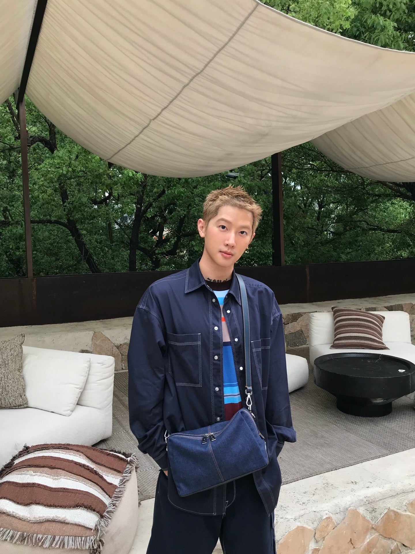 주말QZ / 펜디 컬러 대비 스티치 자수 셔츠