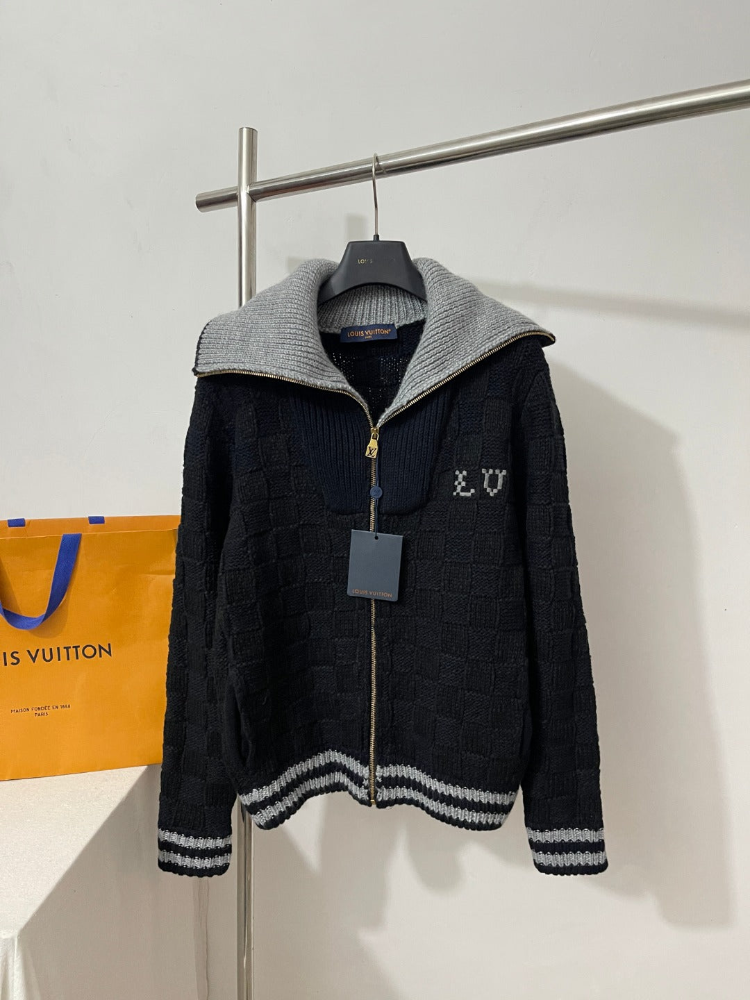 BVG  / 루이비통 가디건