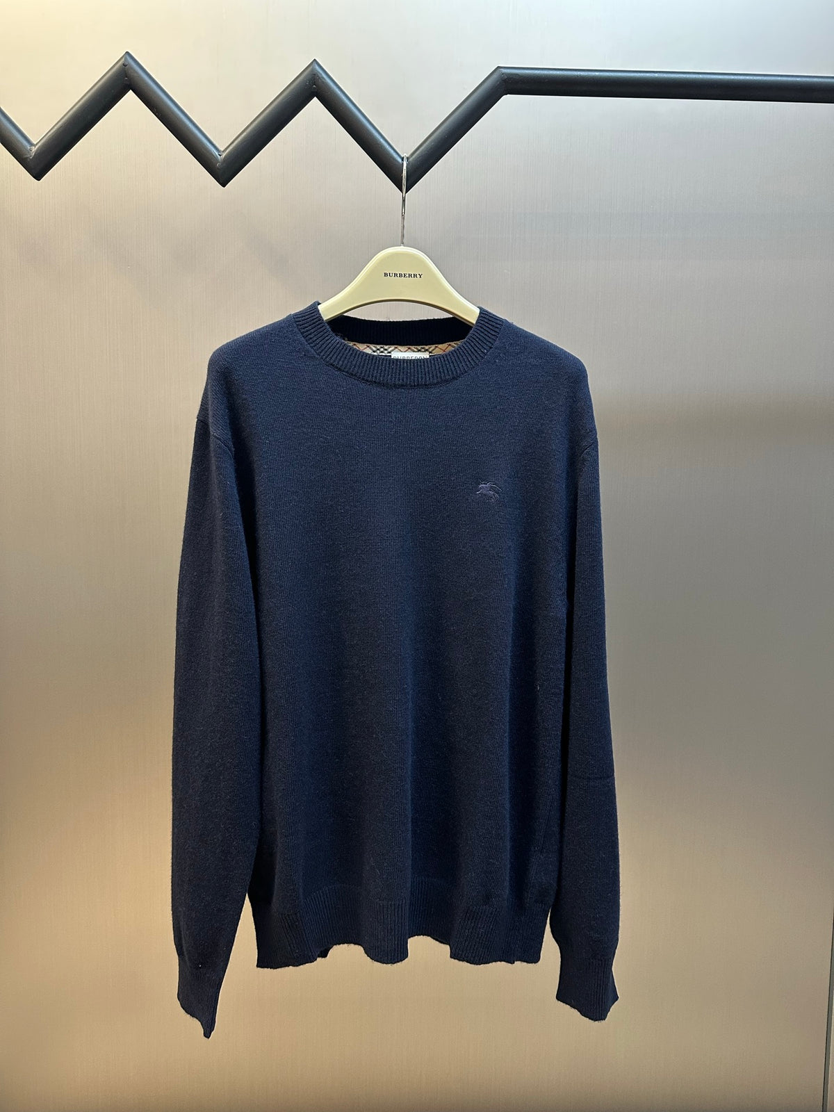 주말QZ / 버버리 자수 라운드넥 니트