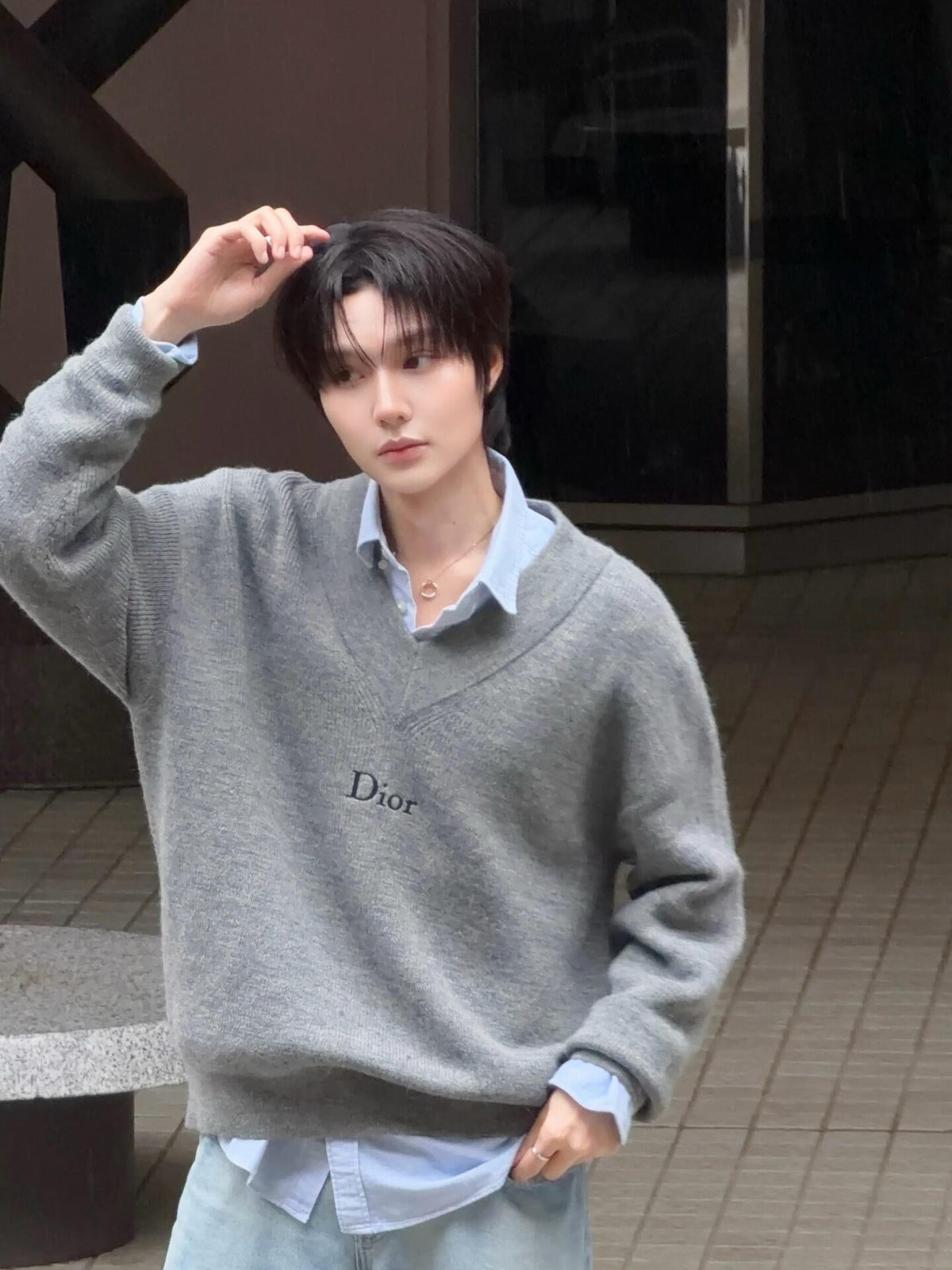 주말QZ / 디올 자수 브이넥 니트