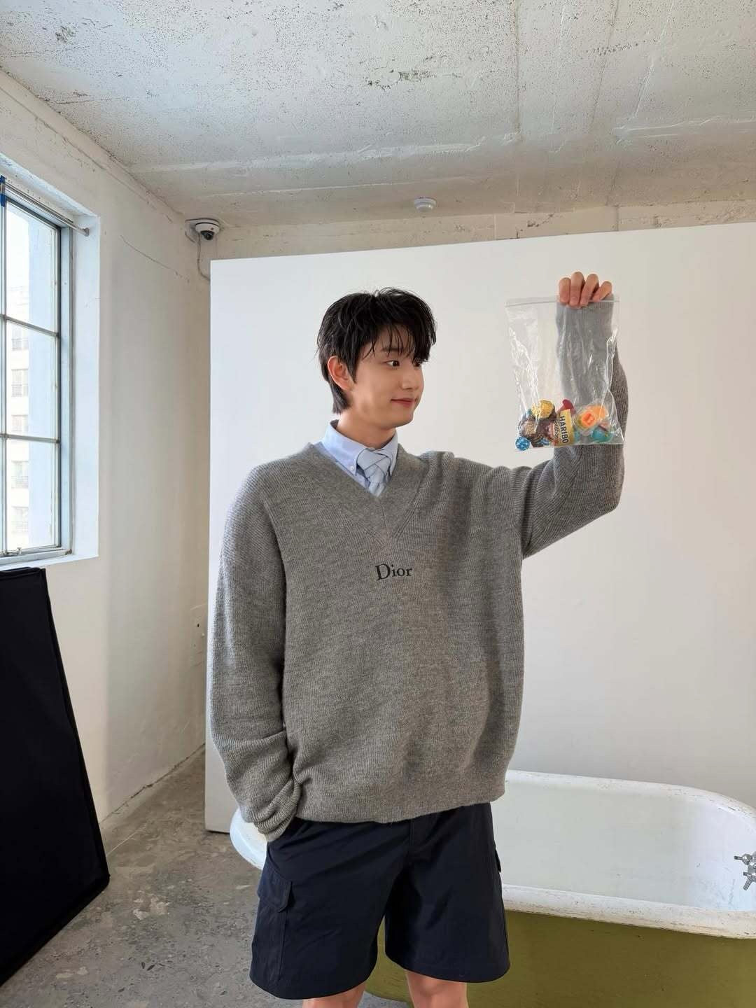 주말QZ / 디올 자수 브이넥 니트