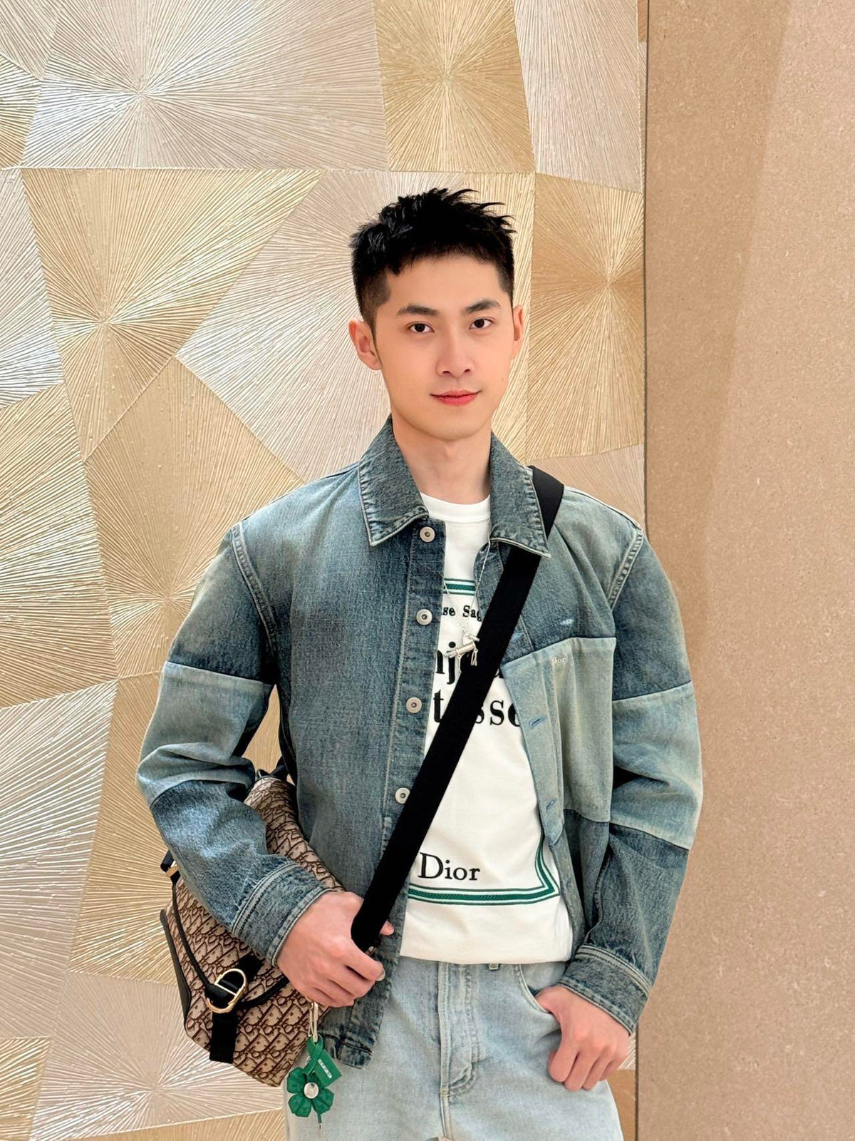 BVG / 디올  컬러 대비 패치 데님 자켓