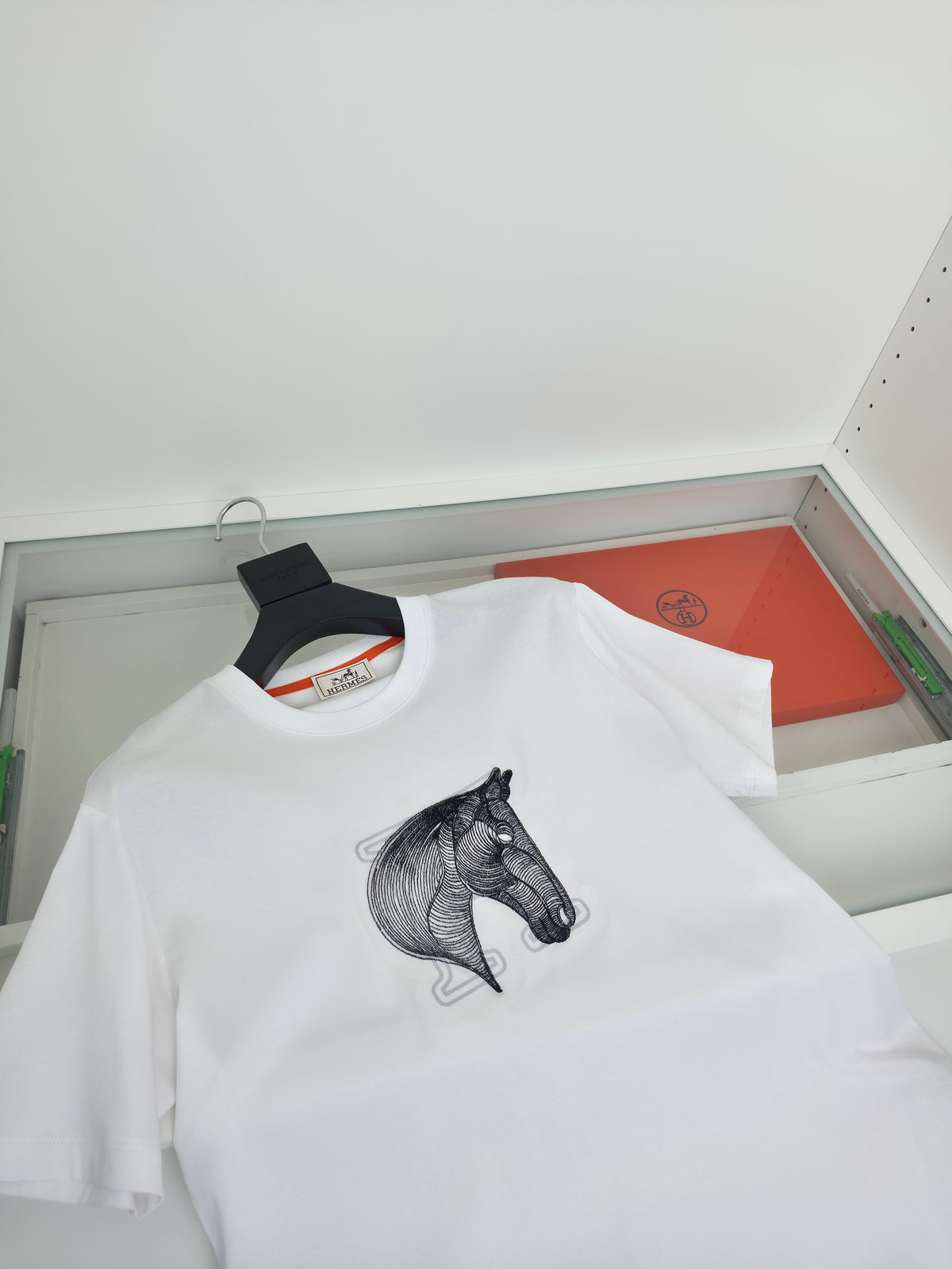 아밍 / 에르메스 2026SS 봄여름 최신 말해 모티브 3D 입체 자수 라운드넥 반팔 티셔츠