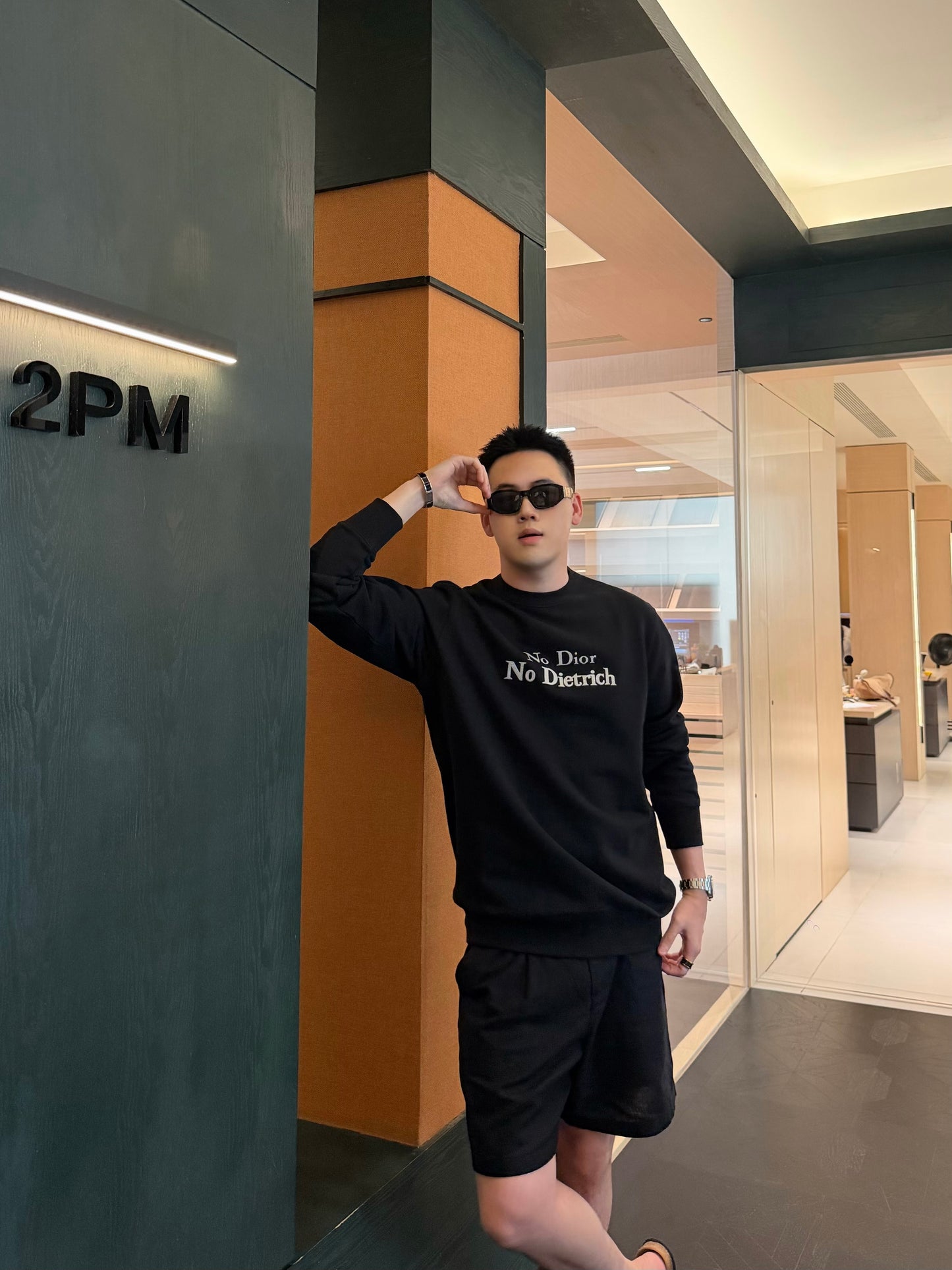 BVG / 디올 블랙 디트리스 자수 맨투맨