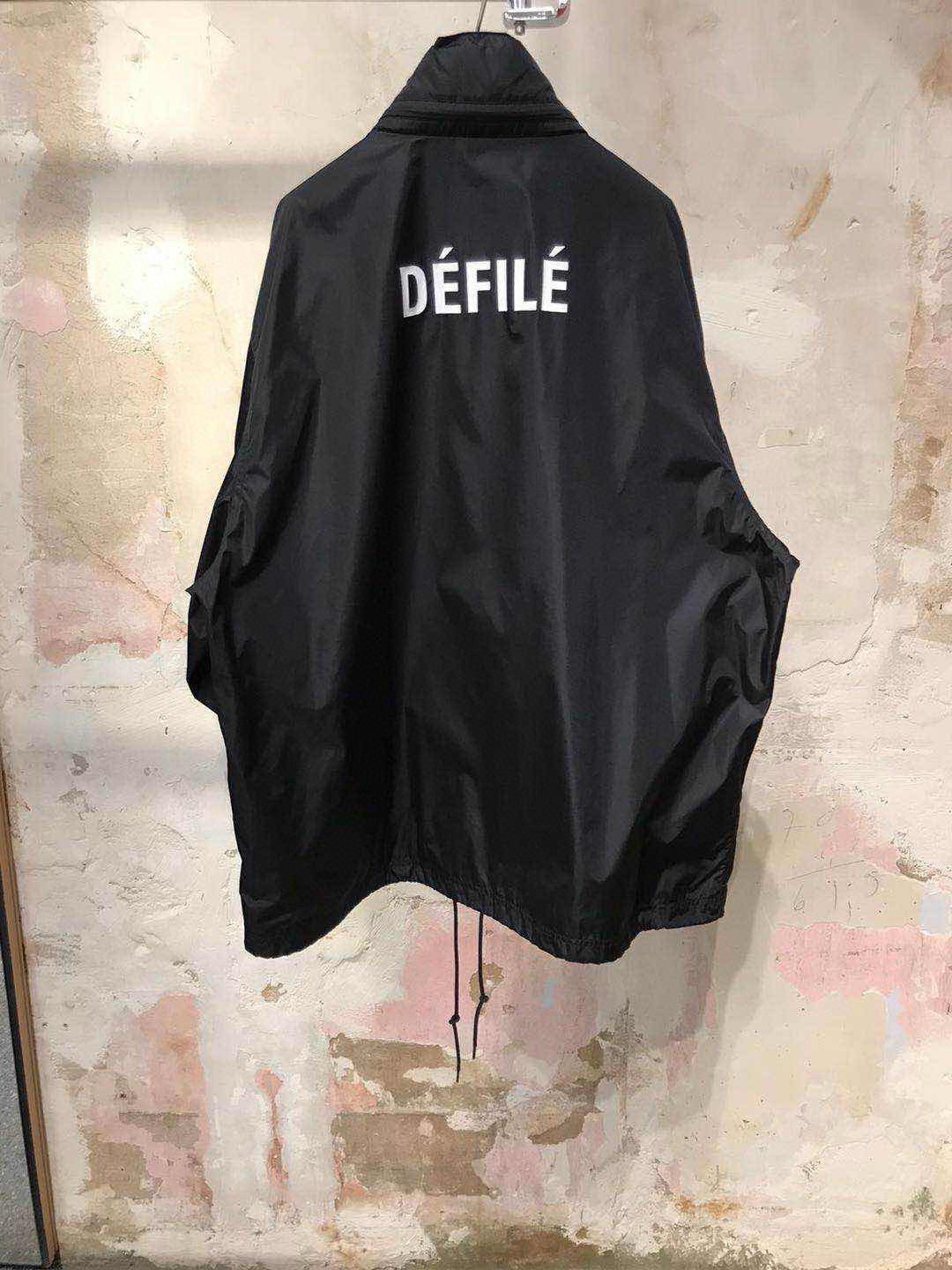 계단집 / 발렌시아가 블랙 자캣