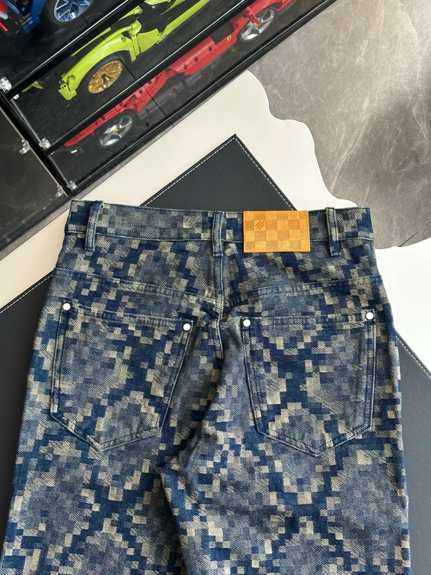 v공장 / 루이비통 25ss 그래픽 카라리스 데님 팬츠