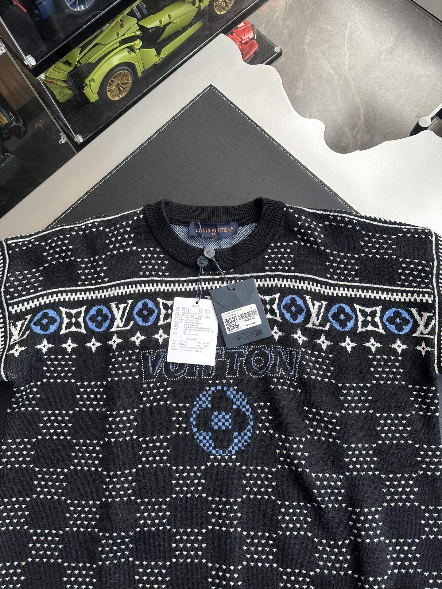 v공장 / 루이비통 25SS LV 엠보스드 남성 후드 니트 티셔츠 블랙 1A9FQI |