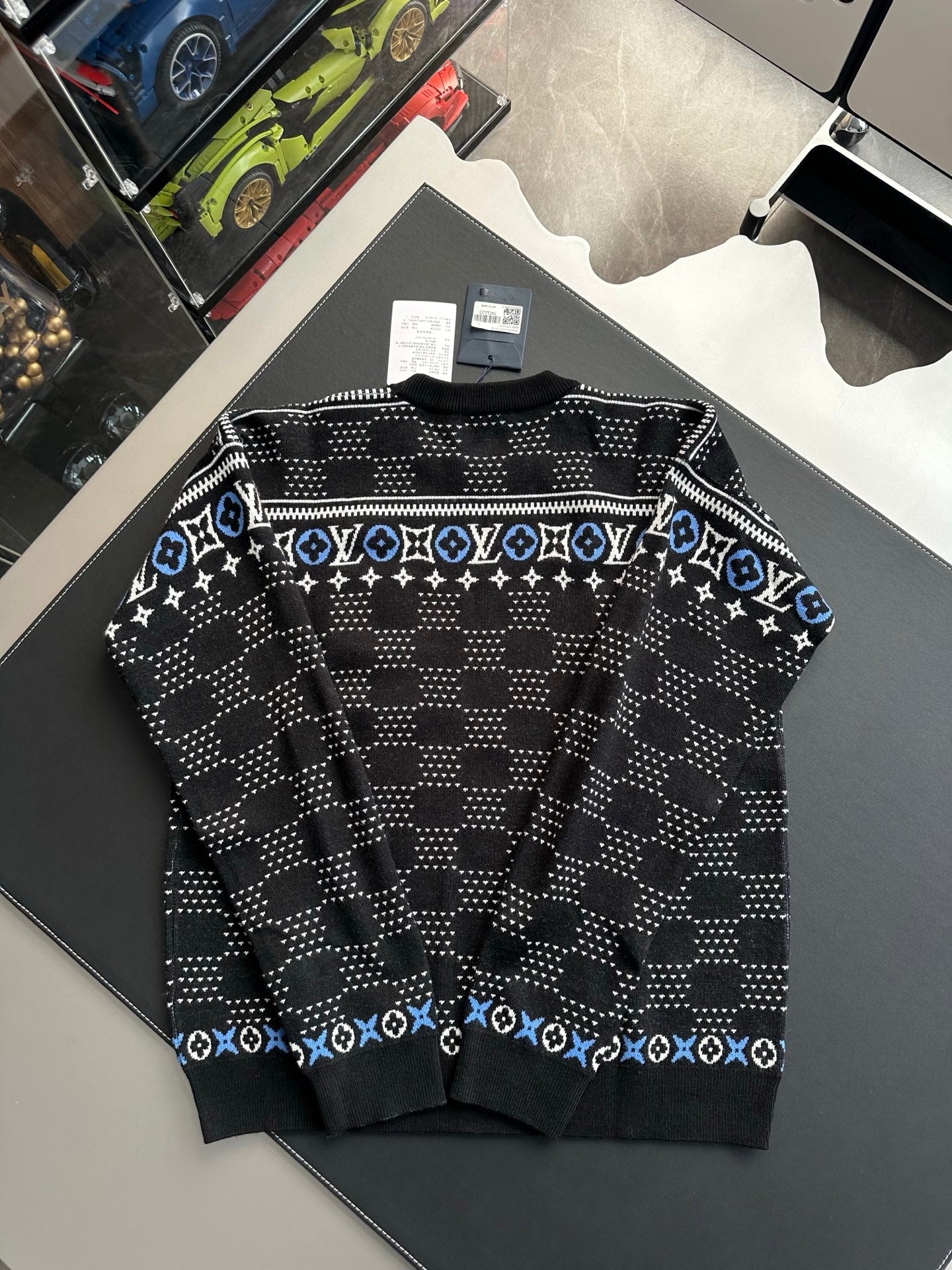 v공장 / 루이비통 25SS LV 엠보스드 남성 후드 니트 티셔츠 블랙 1A9FQI |