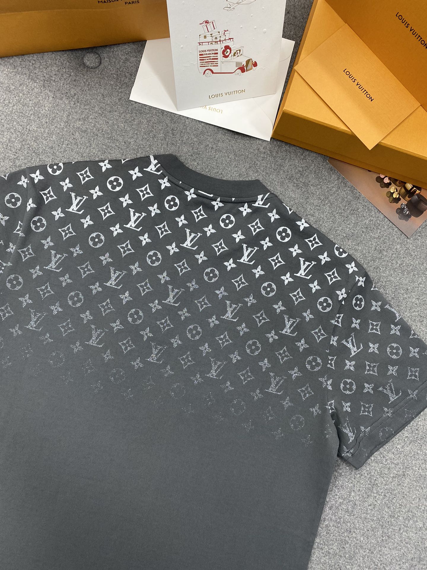 TJ셀러 / 𝗟𝗢𝗨𝗜𝗦 𝗩𝗨𝗜𝗧𝗧𝗢𝗡 그라데이션 코튼 티셔츠