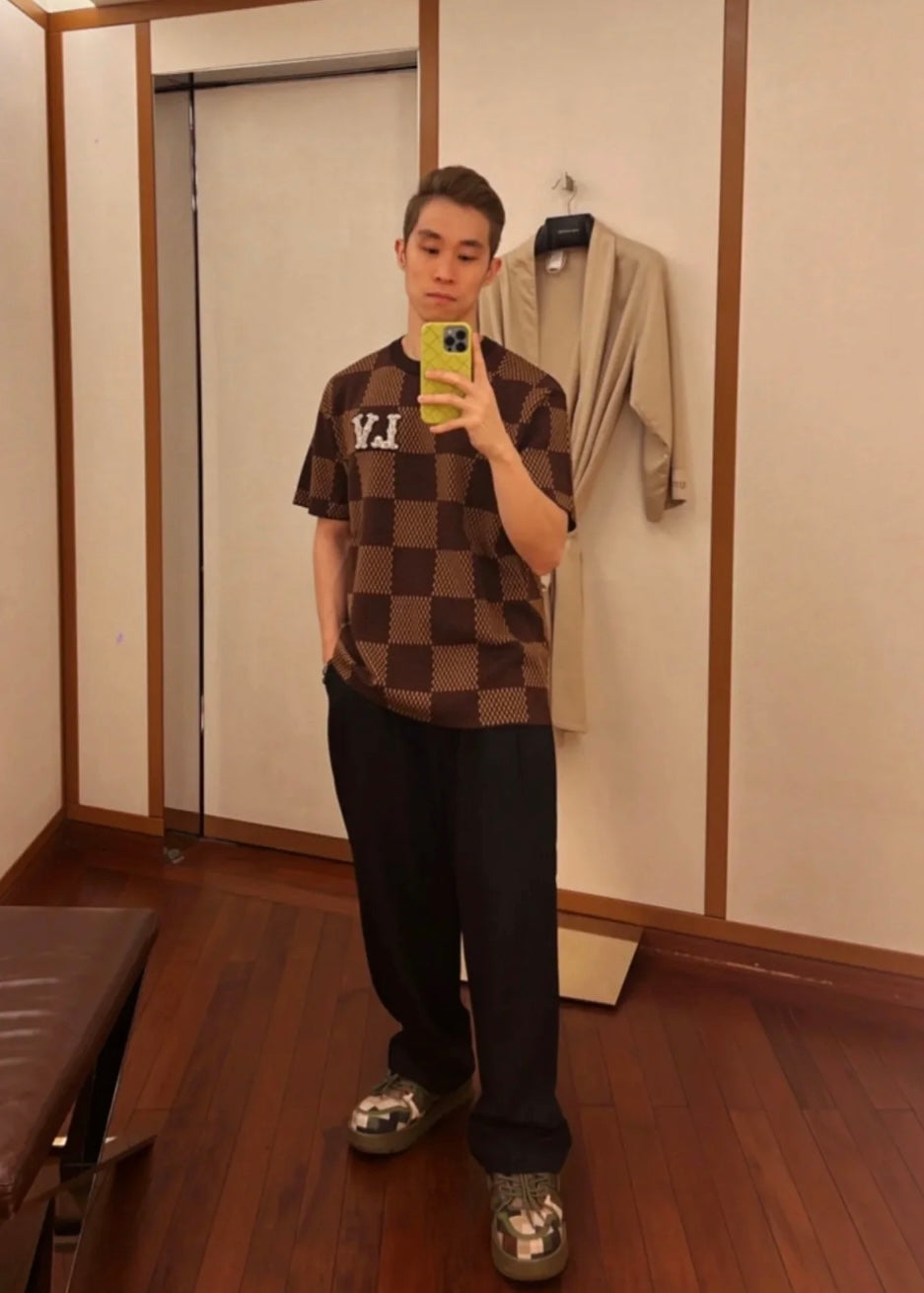 TJ셀러 / 루이비통 반팔티 , 𝗟𝗢𝗨𝗜𝗦 𝗩𝗨𝗜𝗧𝗧𝗢𝗡 DAMIER LV 크리스탈 패치 코튼 반팔 크루넥 셔츠