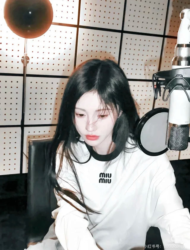 MK  / 미우미우 레터링 자수 라운드넥 긴팔