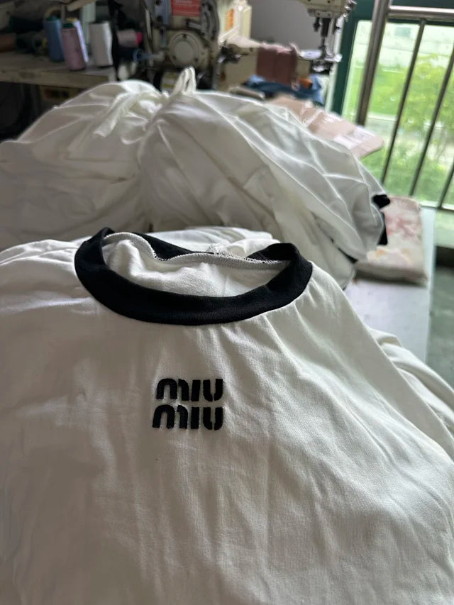 MK  / 미우미우 레터링 자수 라운드넥 긴팔