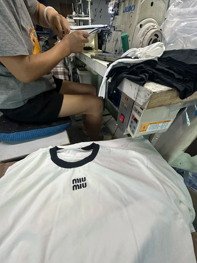MK  / 미우미우 레터링 자수 라운드넥 긴팔