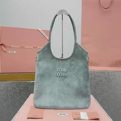 카타 / 미우미우 겨드랑이