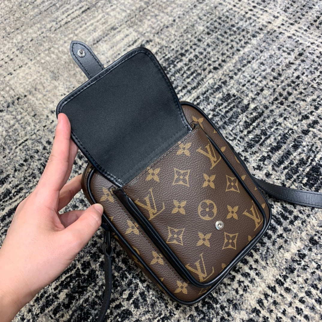 oc factory/Louis Vuitton small shoulder bag