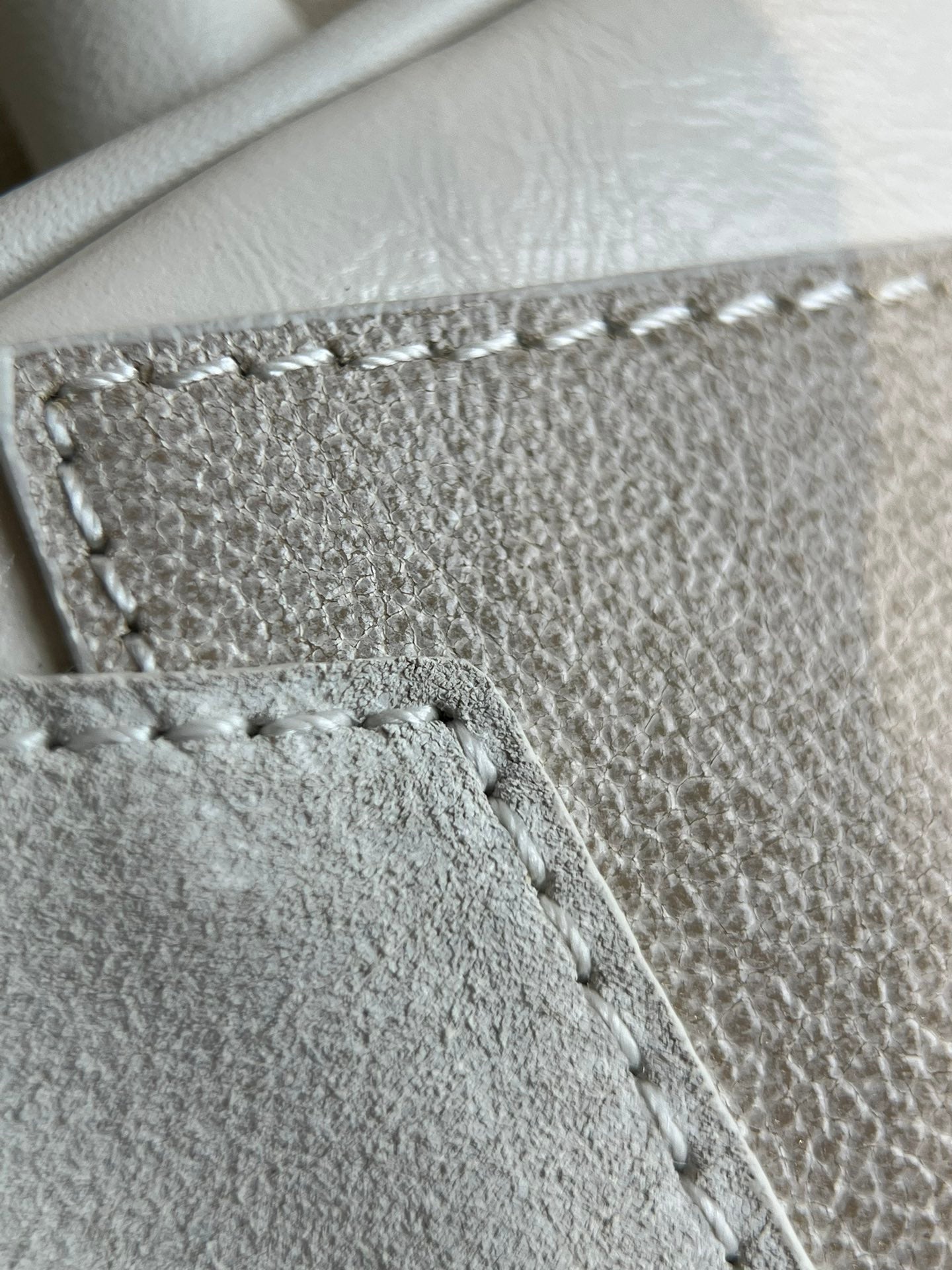 양 공장 / 미우미우 패치 볼링백