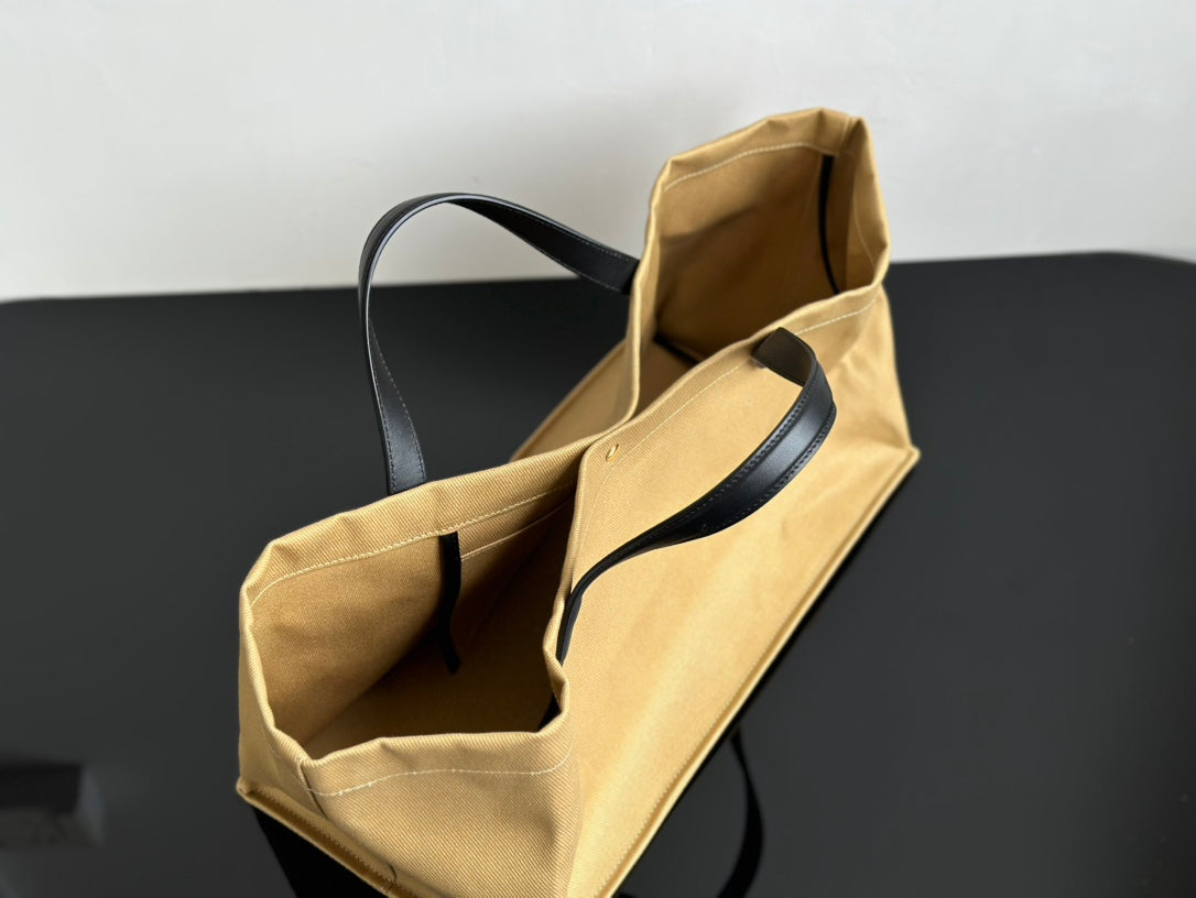 Two factories / The Row canvas bag