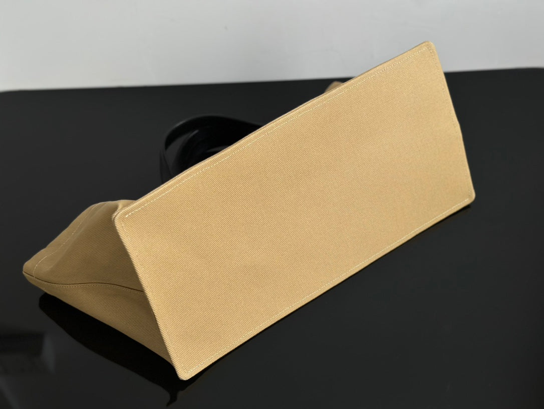 Two factories / The Row canvas bag