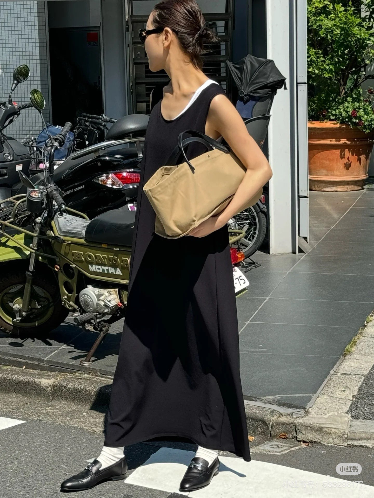 Two factories / The Row canvas bag