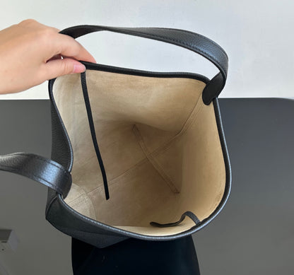 양 공장 / The Row Bucket Bag