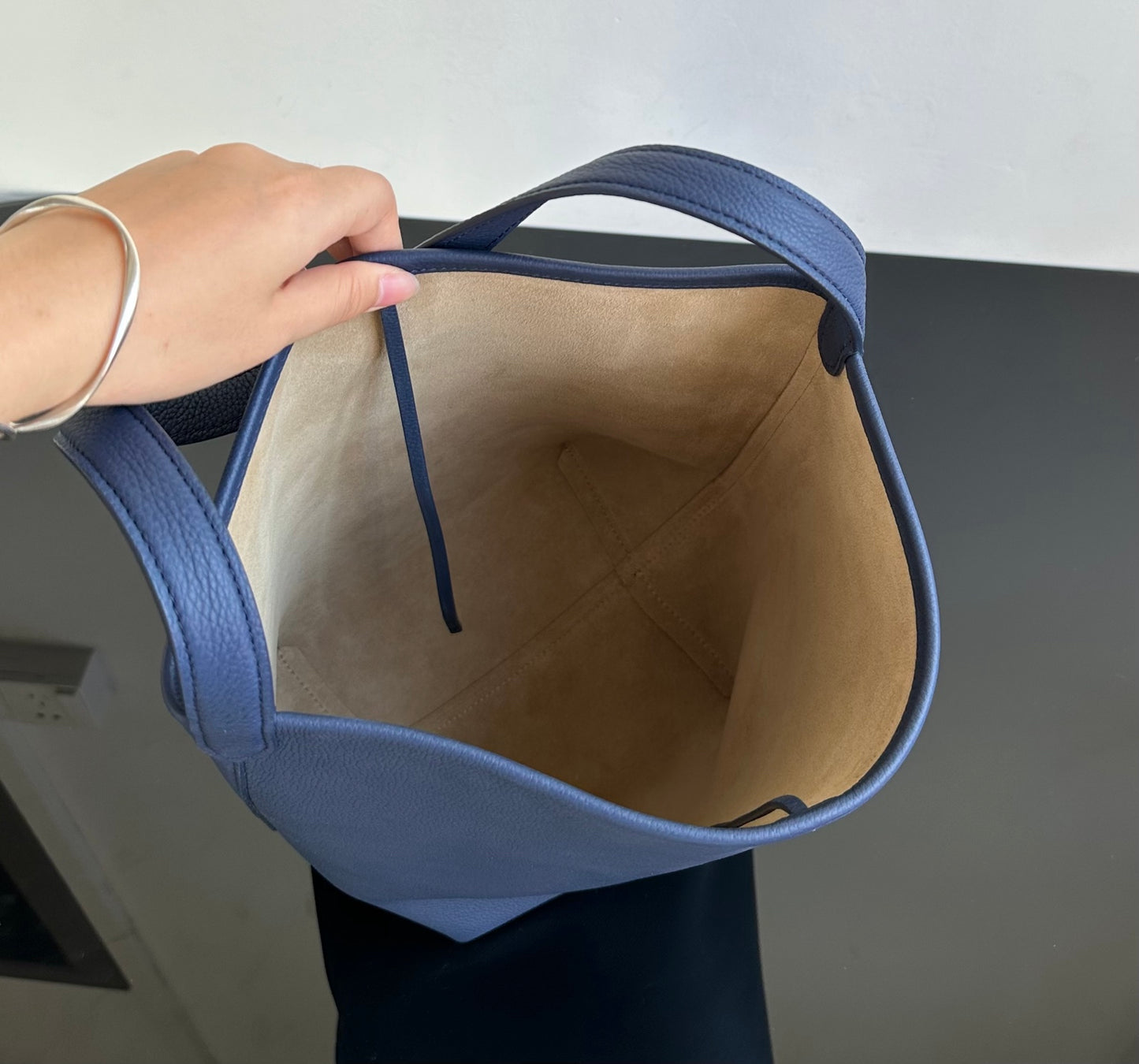 양 공장 / The Row Bucket Bag