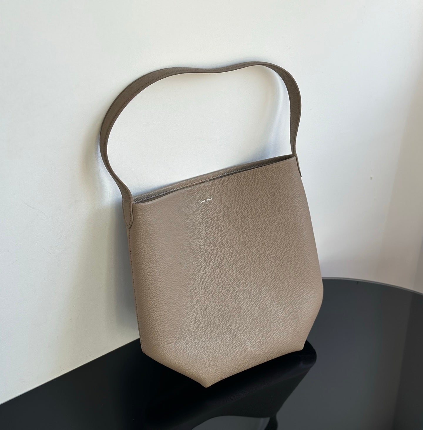양 공장 / The Row Bucket Bag
