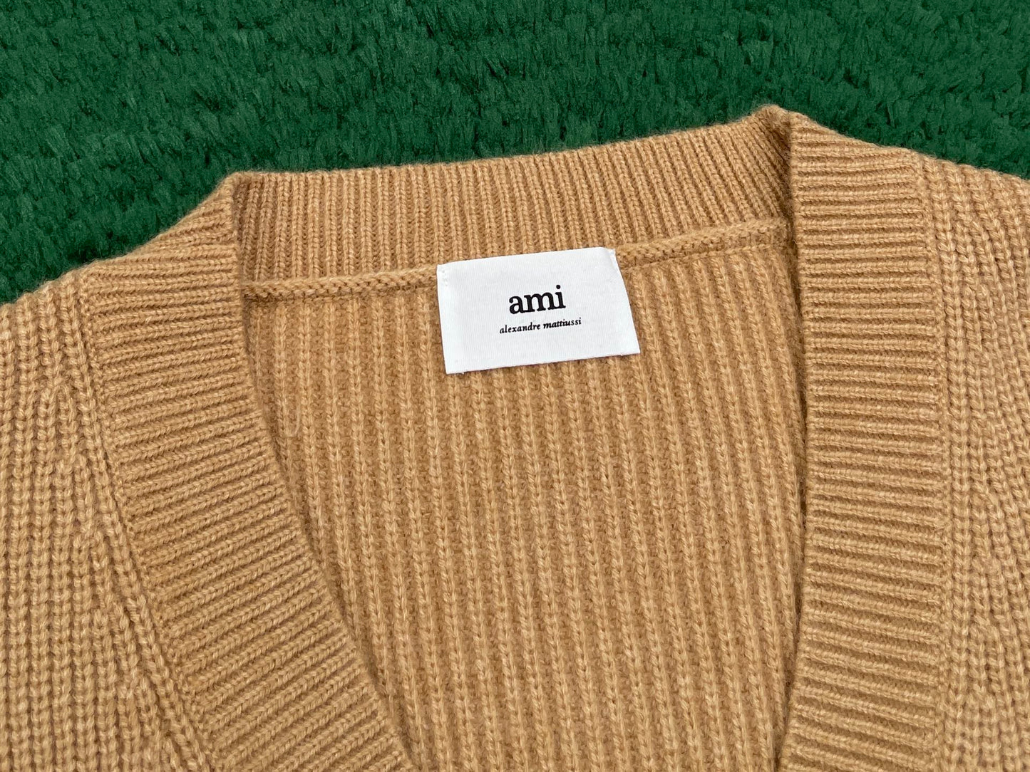 R공장 / 아미 남성 보이넥 니트