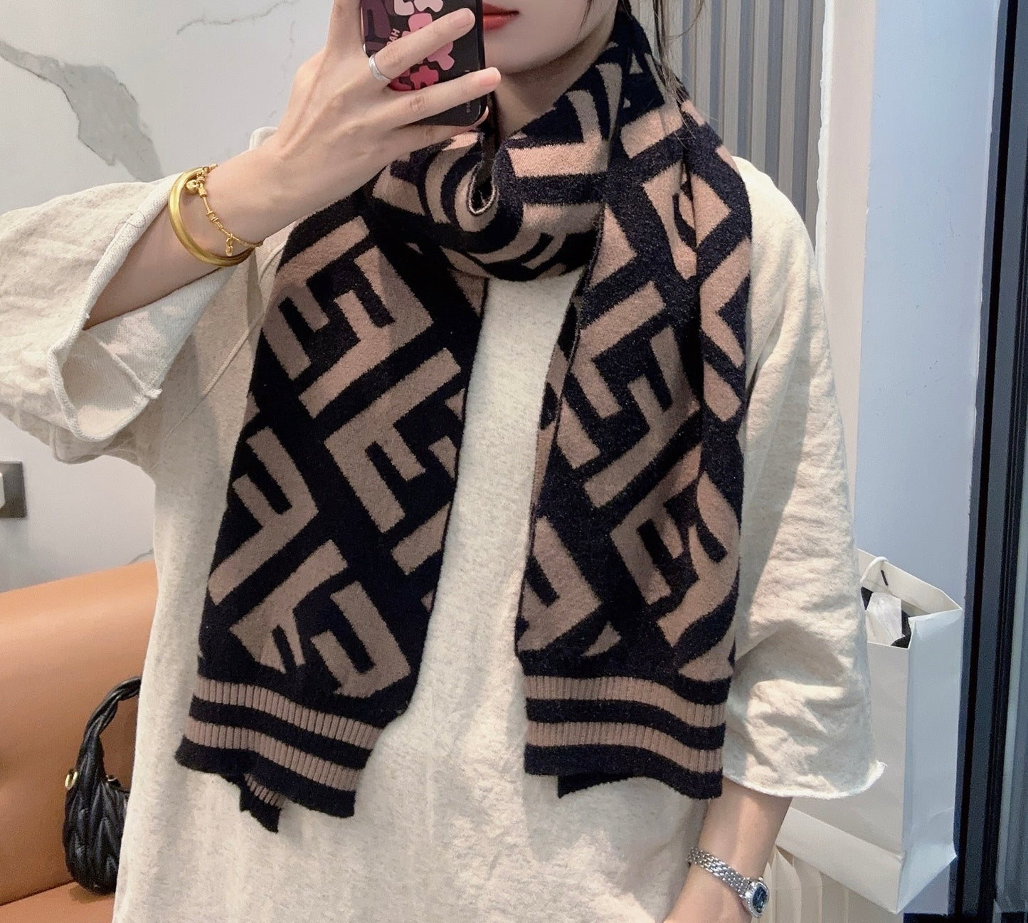 US / 펜디  스카프