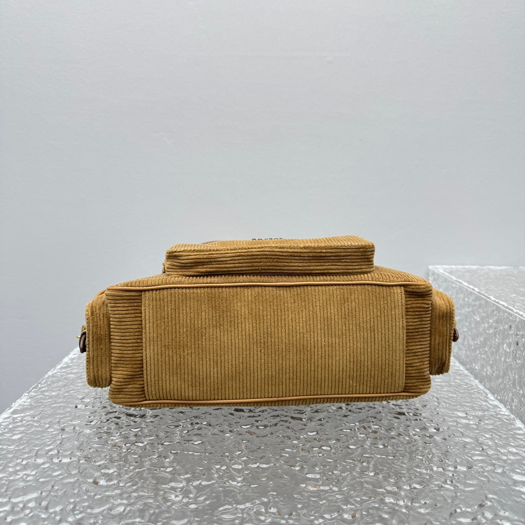 카타 / 미우미우 신형 기관차 가방