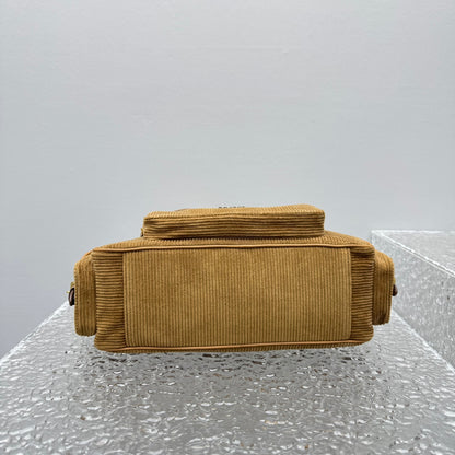 카타 / 미우미우 신형 기관차 가방