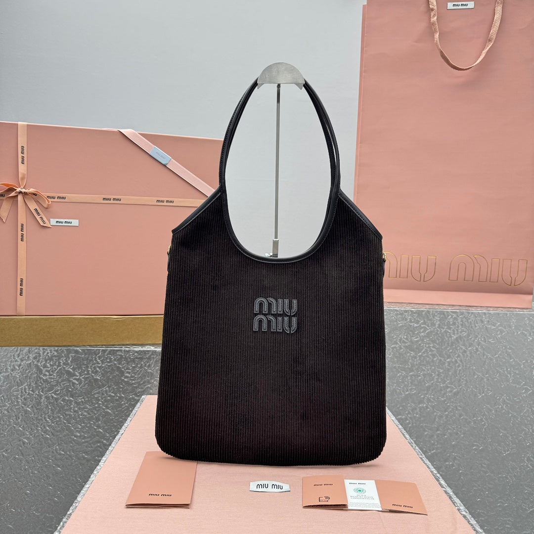 카타 / 미우미우 겨드랑이
