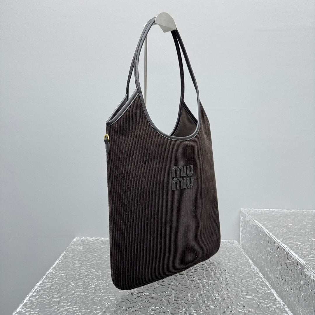 카타 / 미우미우 겨드랑이