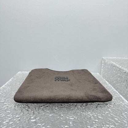 카타 / 미우미우 겨드랑이