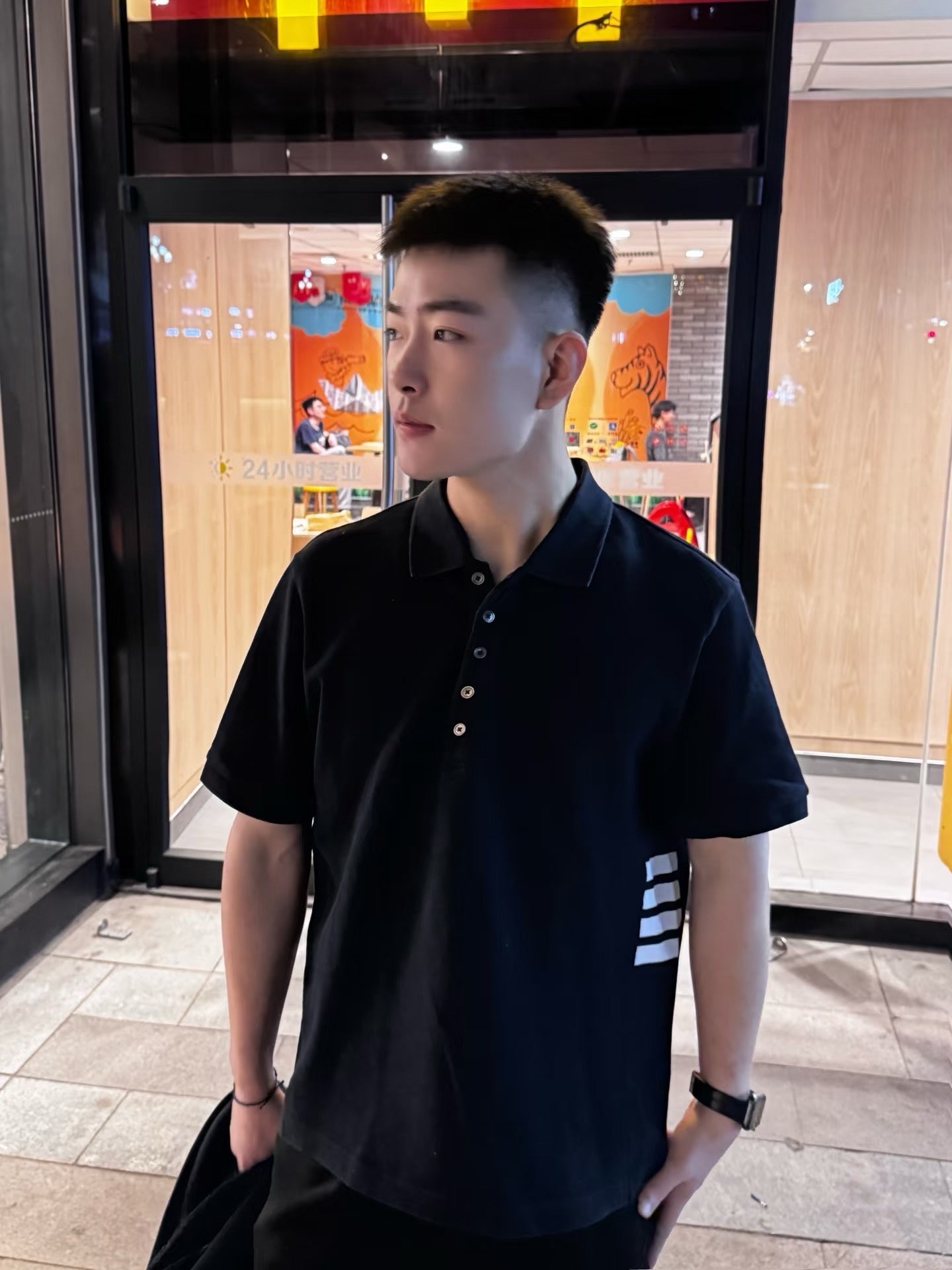 V공장 / 톰브라운 반팔