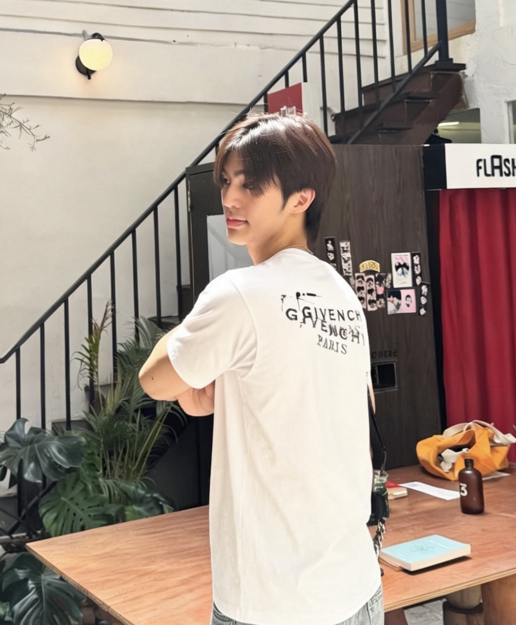 V공장 / 지방시 반팔