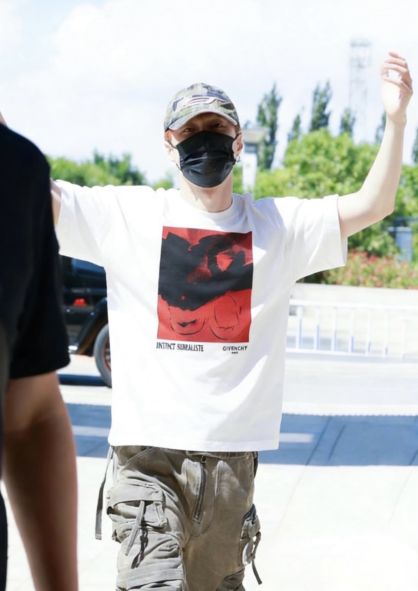 V공장 / 지방시 반팔