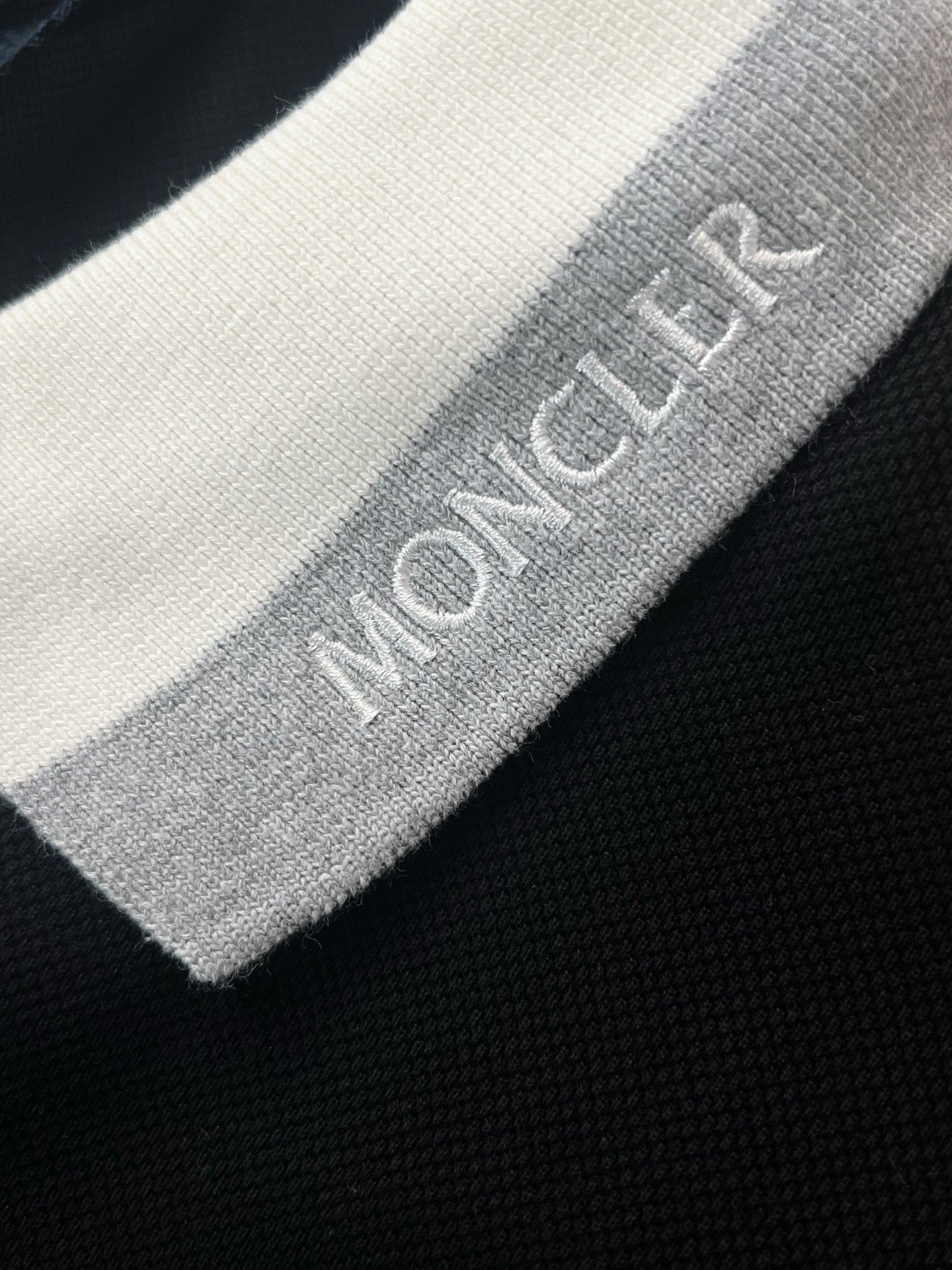 V공장 / 몽클레어 반팔