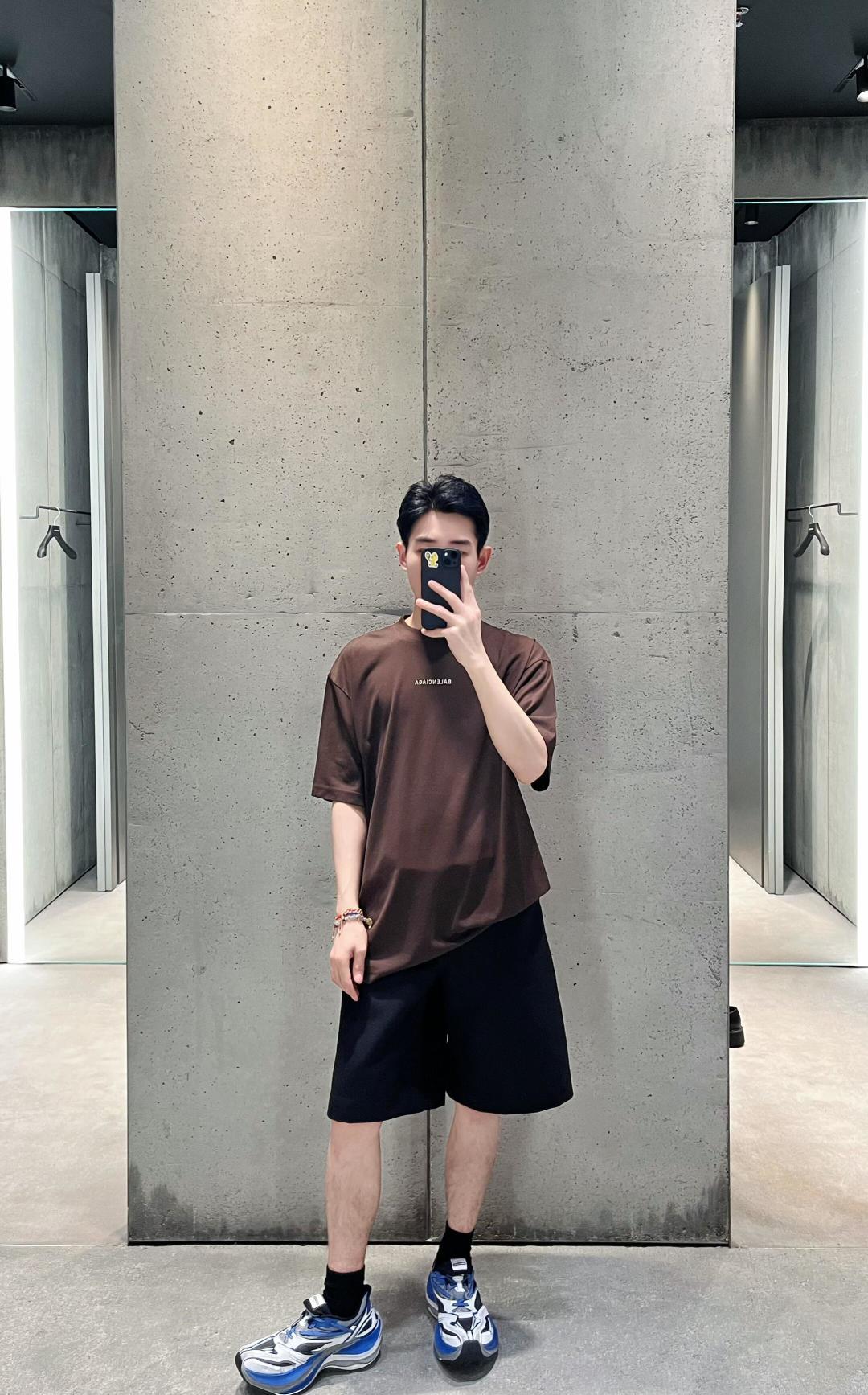GTR / 발렌시아가 브라운 알파벳 자수 라운드 티셔츠