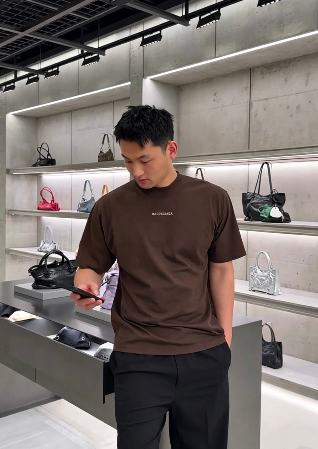 GTR / 발렌시아가 브라운 알파벳 자수 라운드 티셔츠
