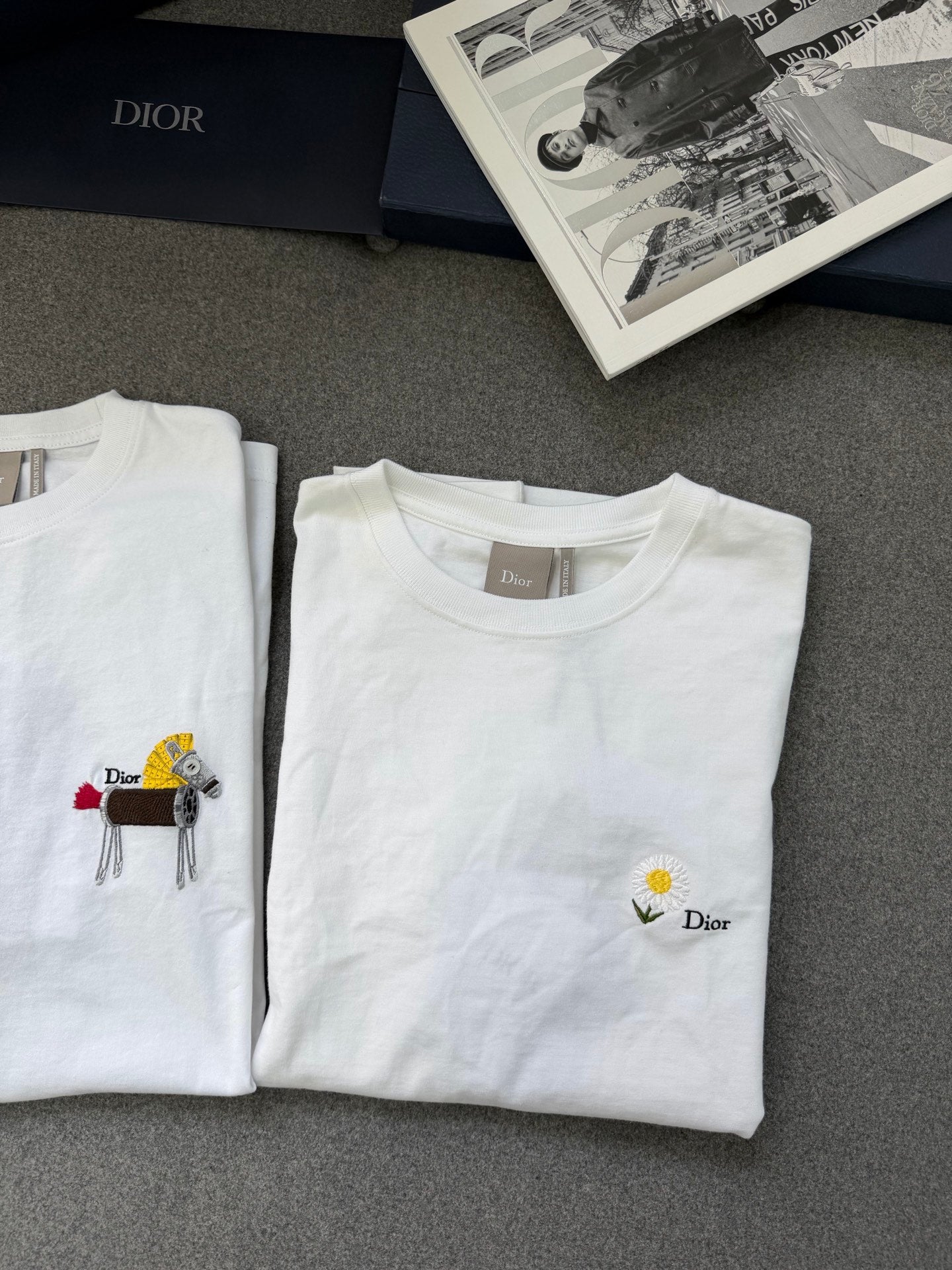 BVG / 디올 흰색 조랑말 자수 티셔츠