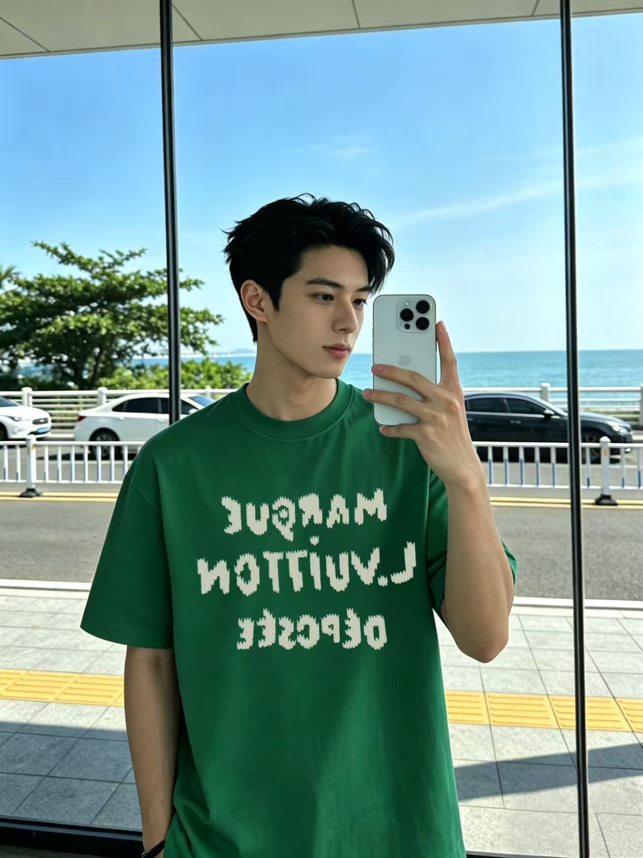 BVG / 루이비통 모사 자수 라운드넥 티셔츠